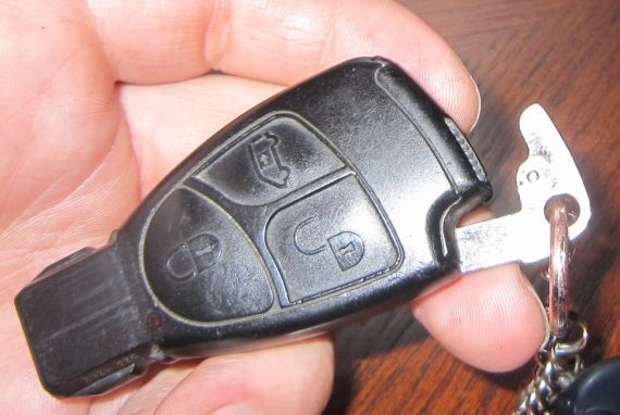 Как поменять батарейку в ключе Mercedes и Volkswagen? Без этого никуда